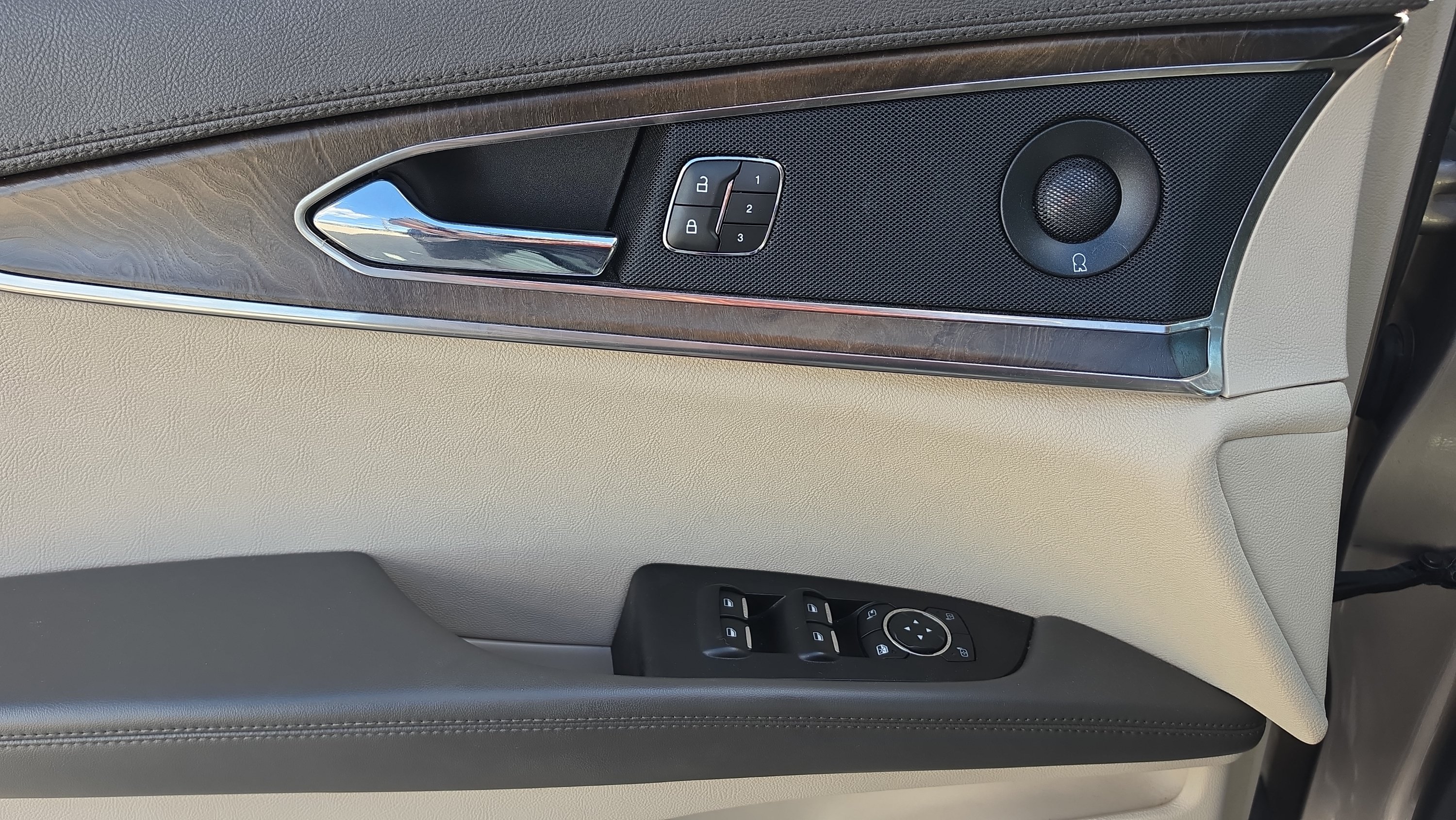 Used 2019 Lincoln Nautilus Reserve w/ Driver Assistance Package FWD image 11