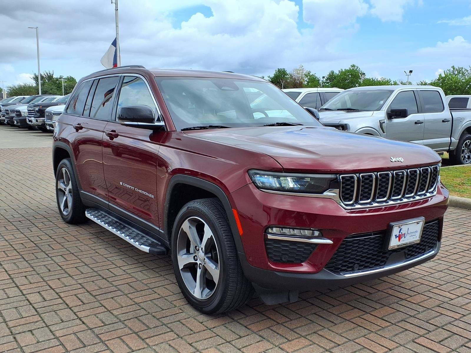 Used 2023 Jeep Grand Cherokee Limited w/ Luxury Tech Group II RWD image 3