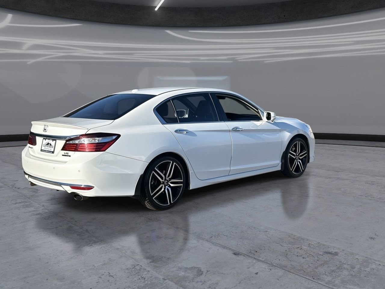 Used 2017 Honda Accord Touring image 5