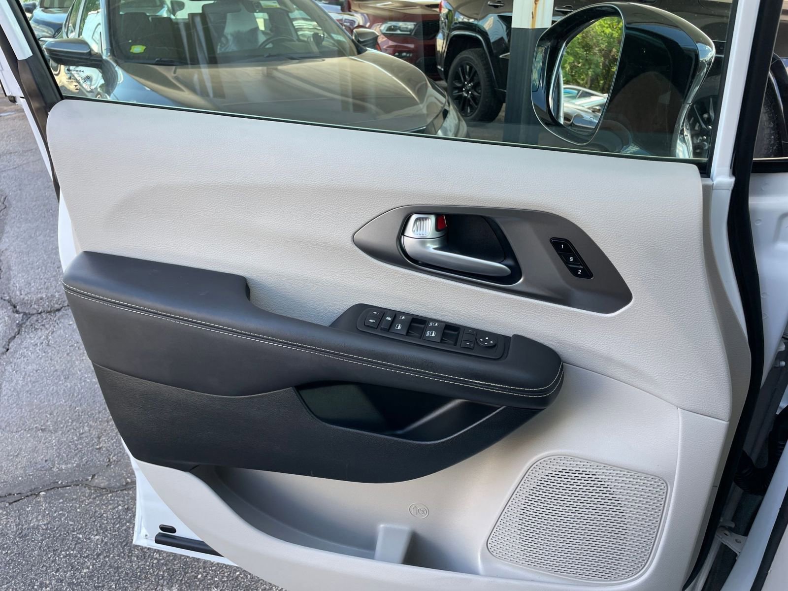 Used 2024 Chrysler Pacifica Touring-L image 20