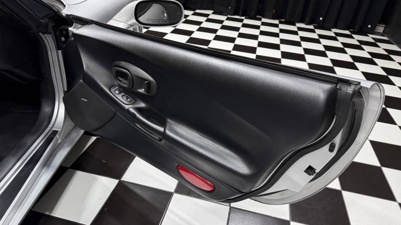 Used 2004 Chevrolet Corvette Coupe w/ Roof Package image 36