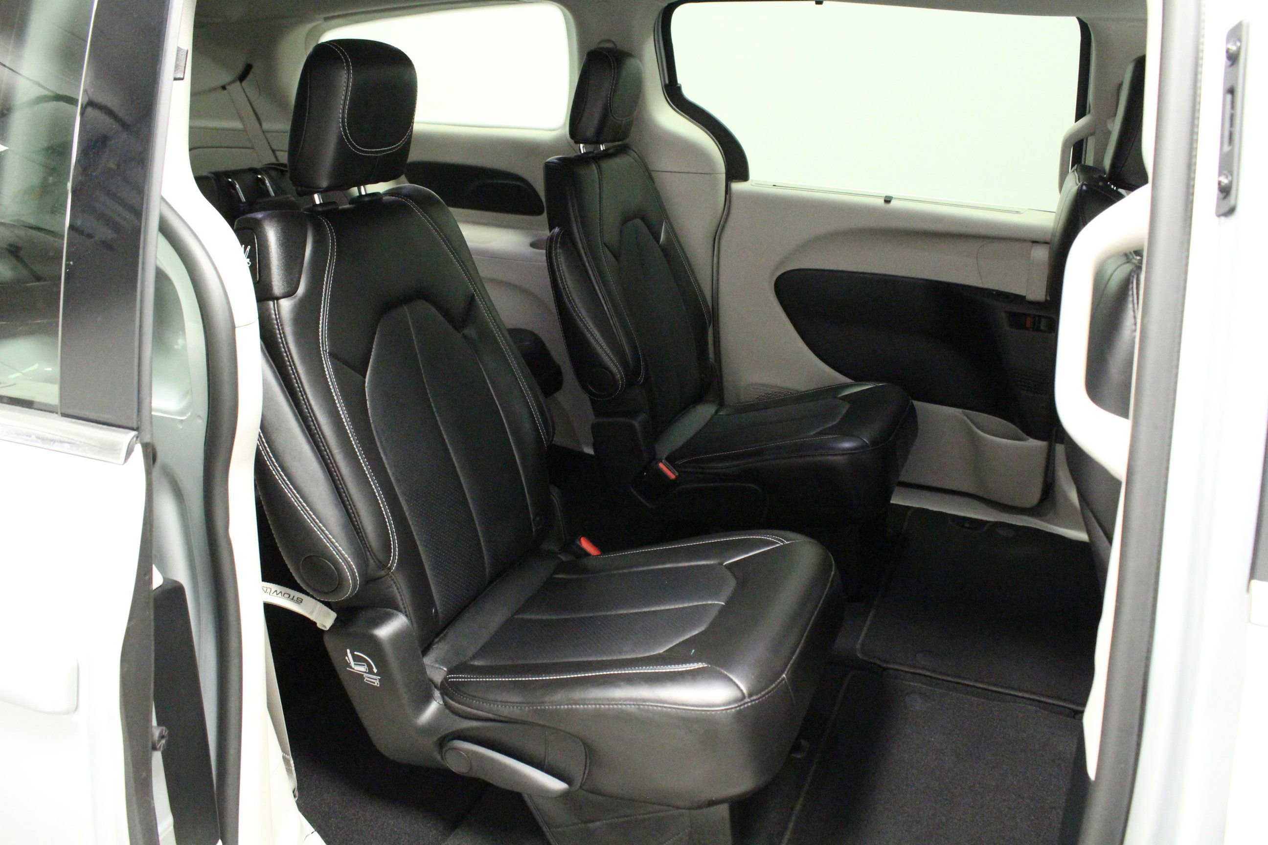 Used 2024 Chrysler Pacifica Touring-L FWD image 15