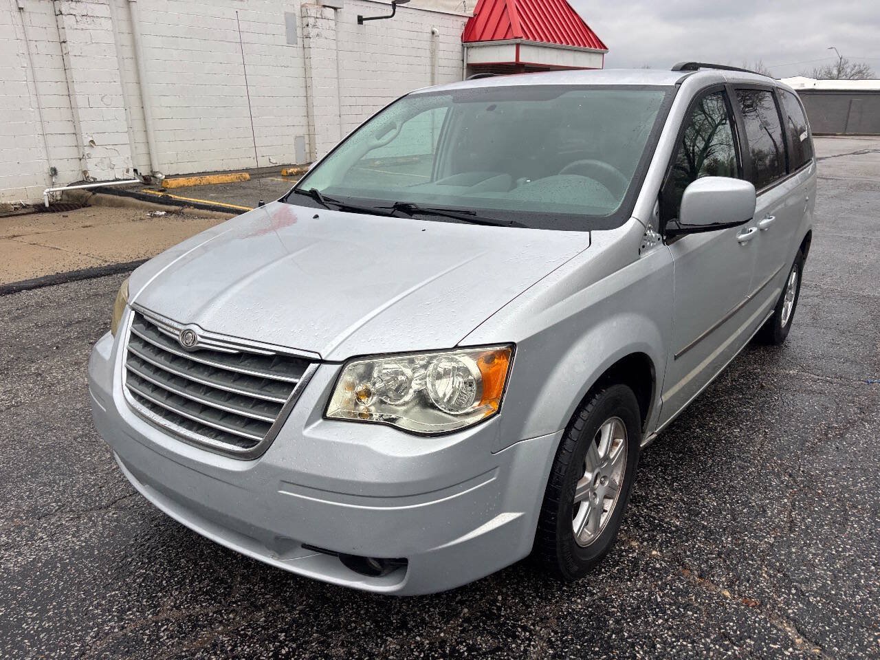 Used 2010 Chrysler Town & Country Touring FWD image 2