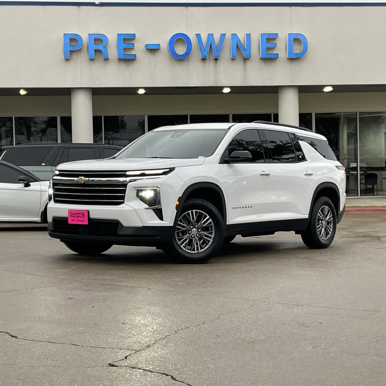 Used 2025 Chevrolet Traverse LT image 2