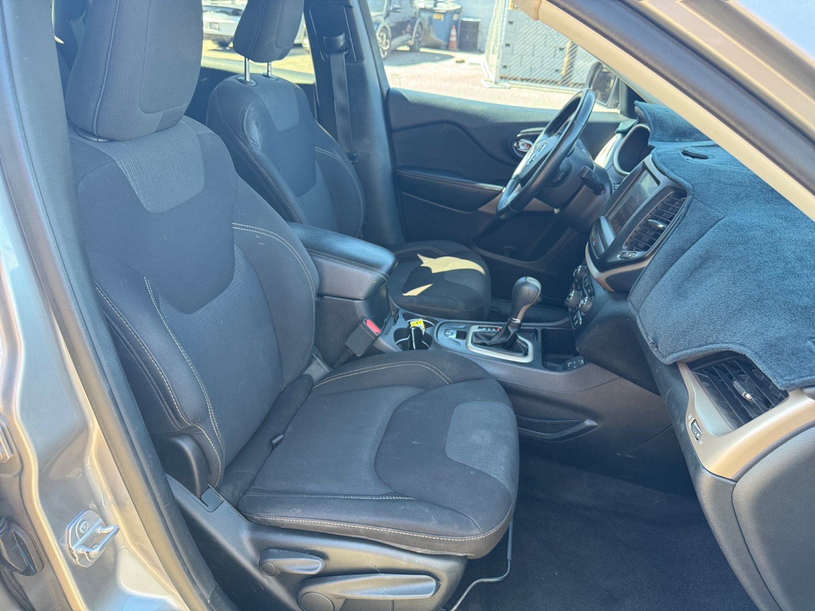 Used 2017 Jeep Cherokee Latitude w/ Comfort/Convenience Group FWD image 33