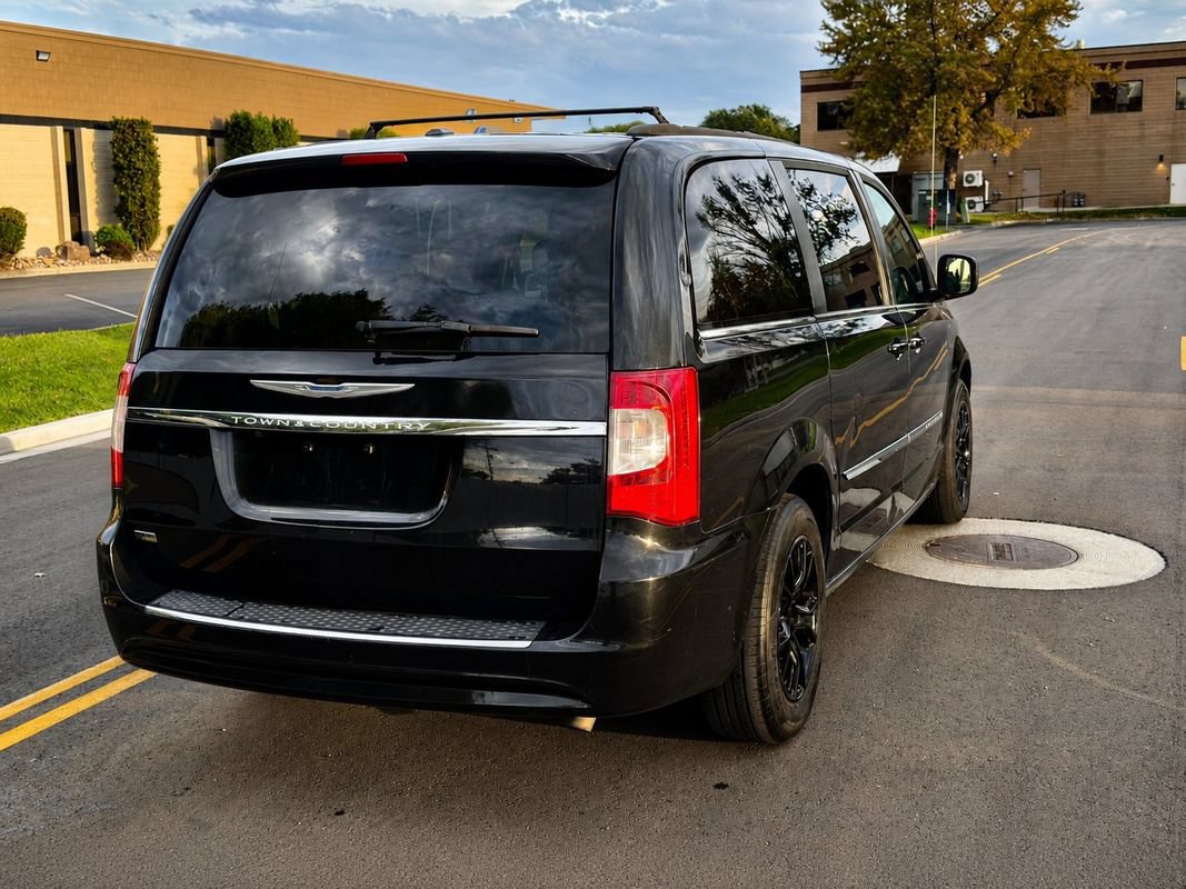 Used 2014 Chrysler Town & Country Touring FWD image 5