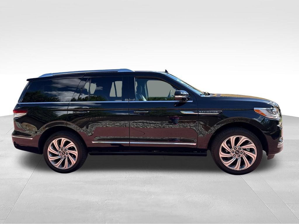 Used 2024 Lincoln Navigator Premiere AWD/4WD image 11