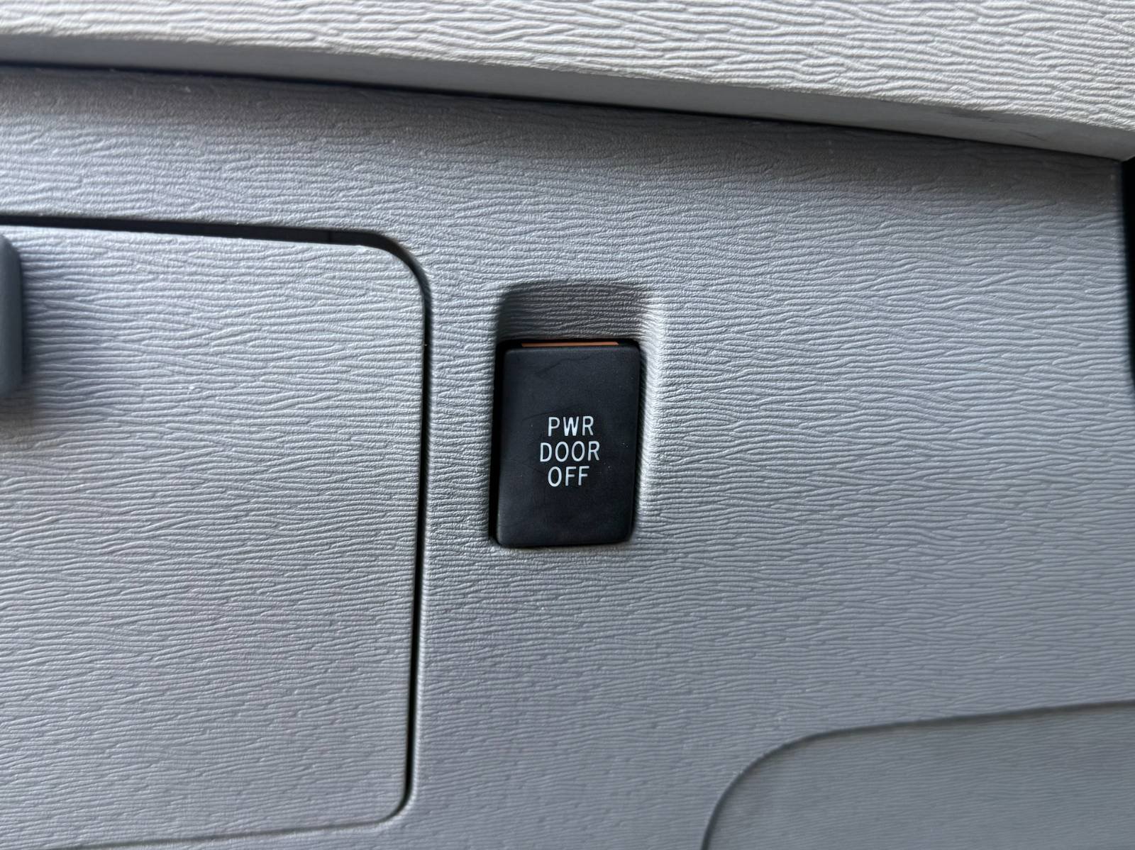 Used 2012 Toyota Sienna Limited w/ Premium Pkg FWD image 12