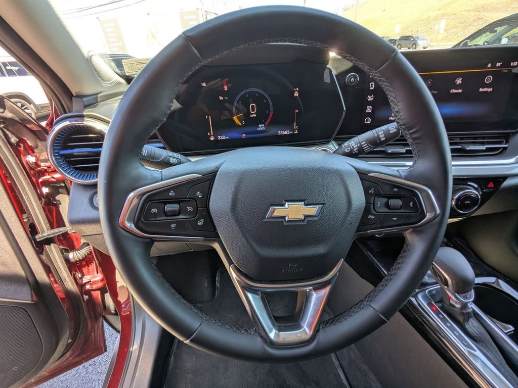 Used 2025 Chevrolet Trax LT w/ LT Convenience Package FWD image 16