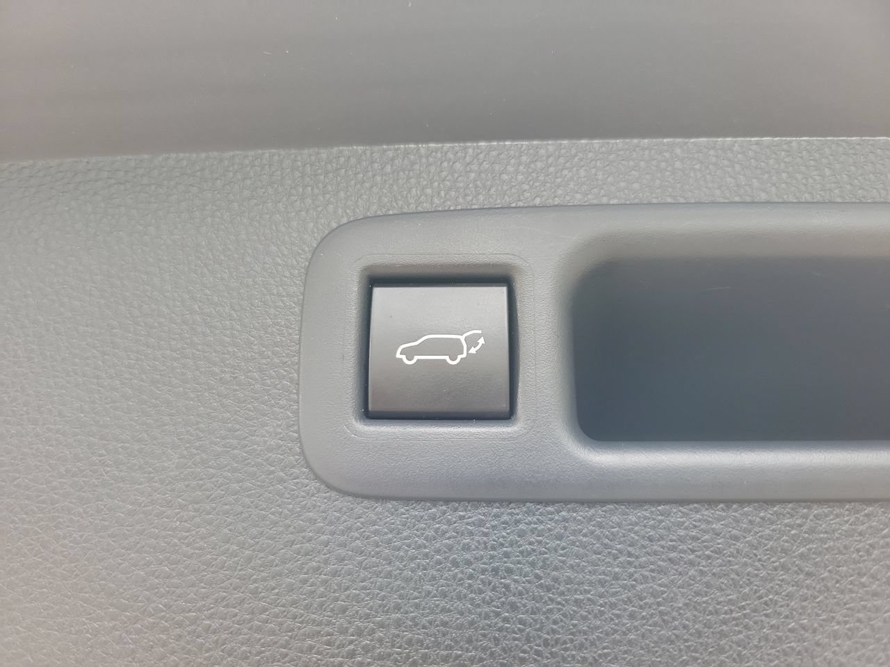 Used 2022 Toyota Highlander LE FWD image 9