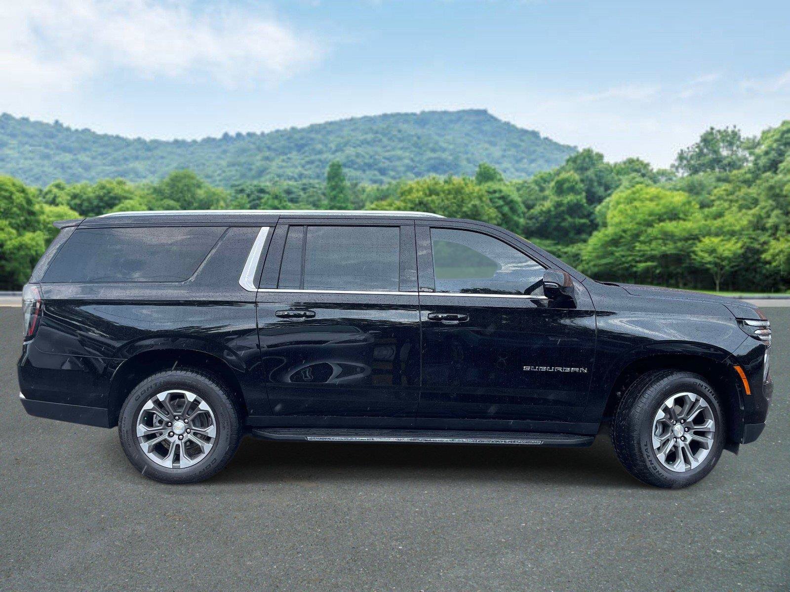 Used 2025 Chevrolet Suburban LT w/ Comfort Package RWD image 21