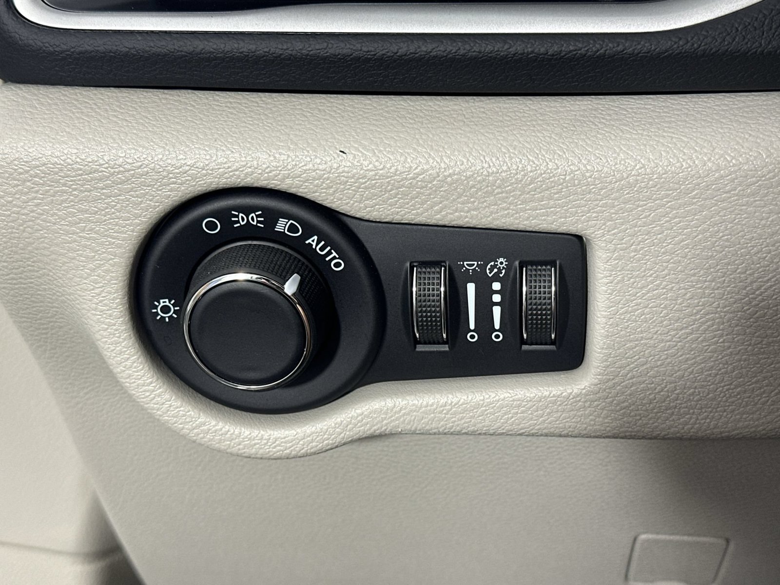 Used 2023 Chrysler Voyager LX FWD image 22