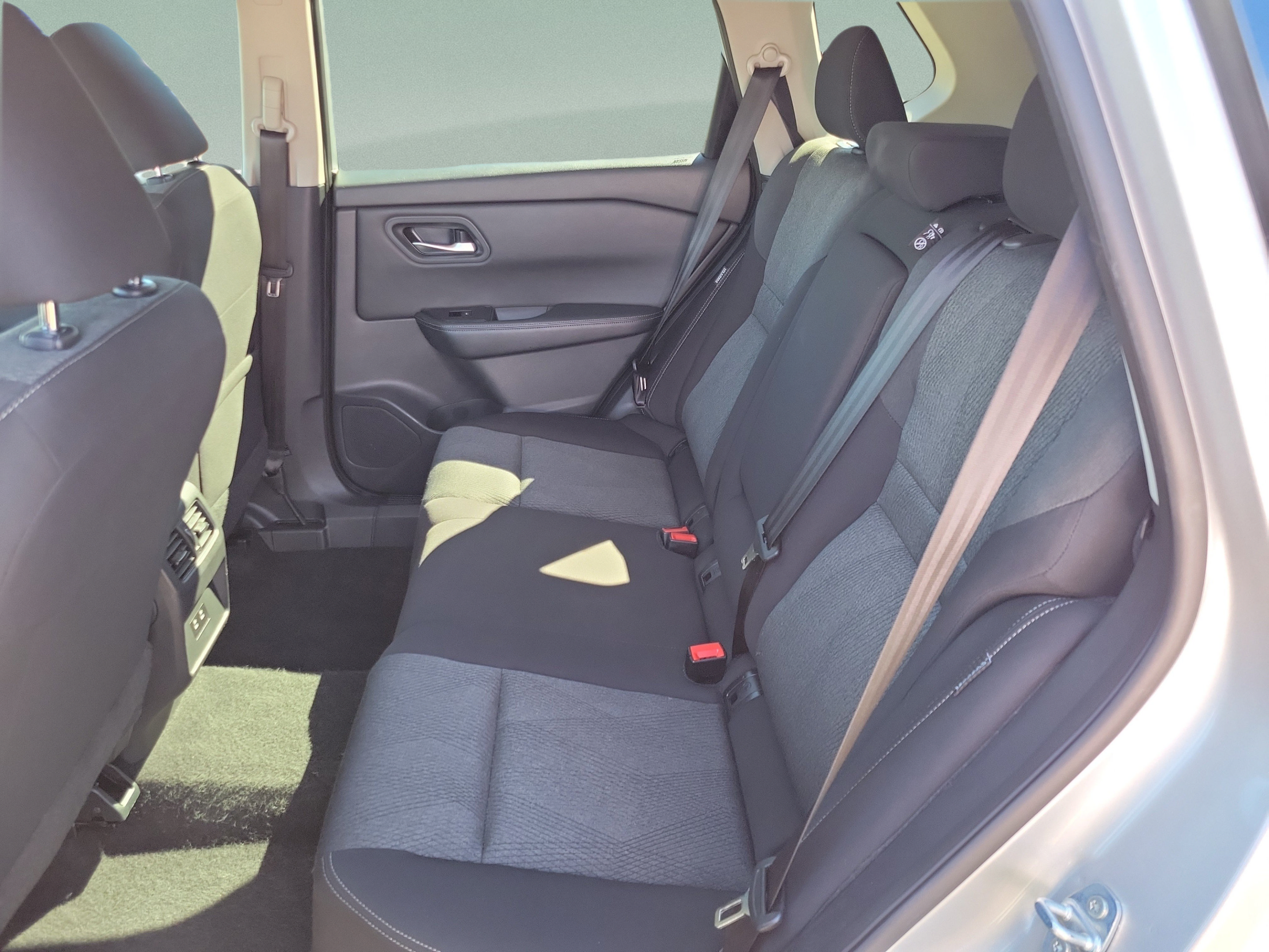 Used 2025 Nissan Rogue SV FWD image 15