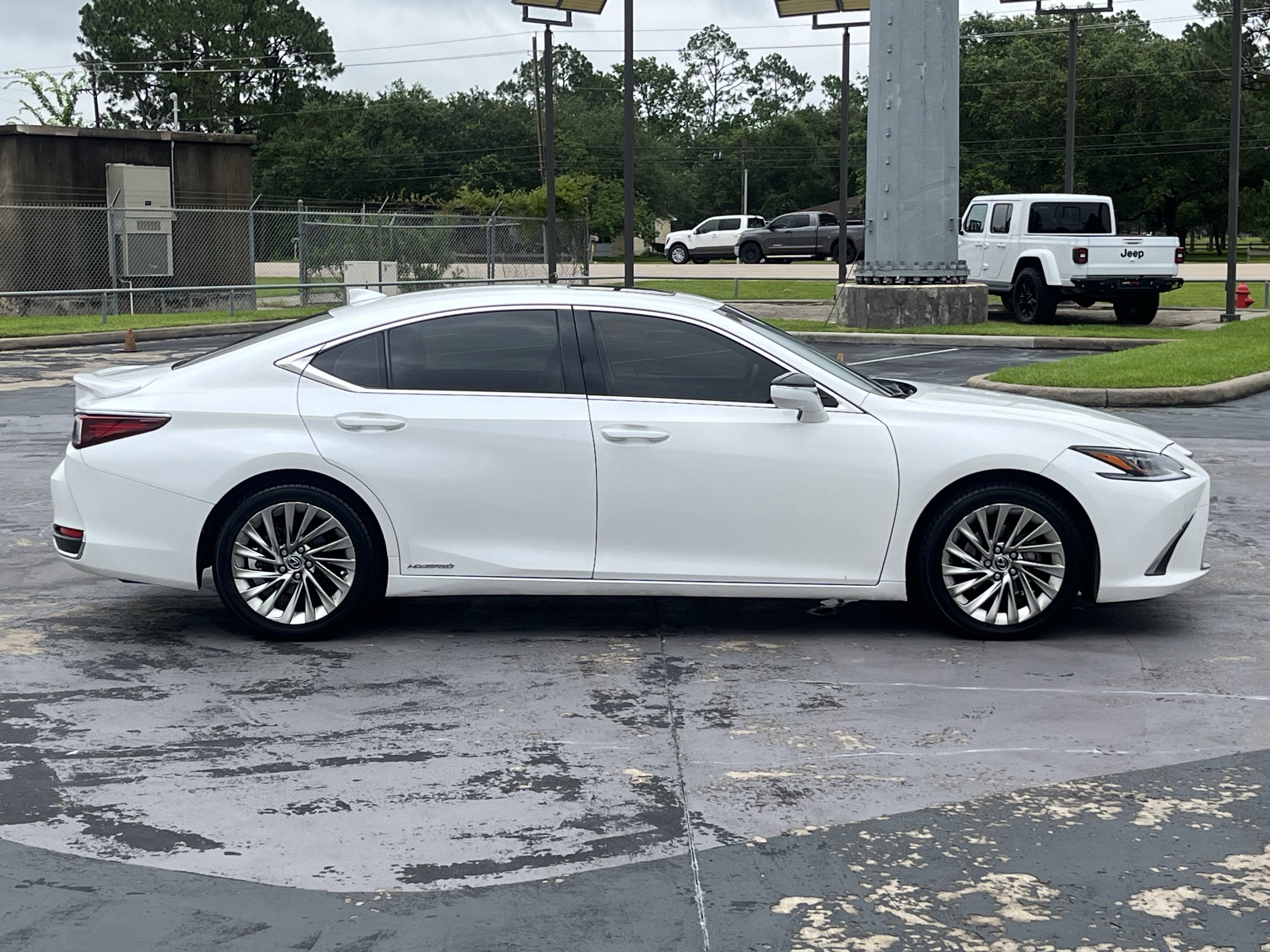 Used 2019 Lexus ES 300h Ultra Luxury w/ Accessory Package 2 FWD image 11