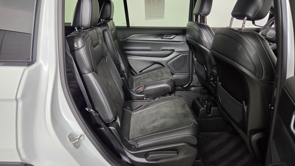 Used 2023 Jeep Grand Cherokee L Laredo image 34