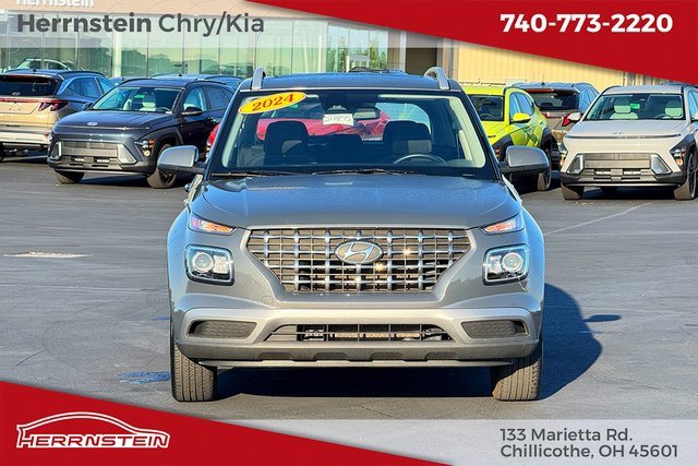 Used 2024 Hyundai Venue SEL image 2