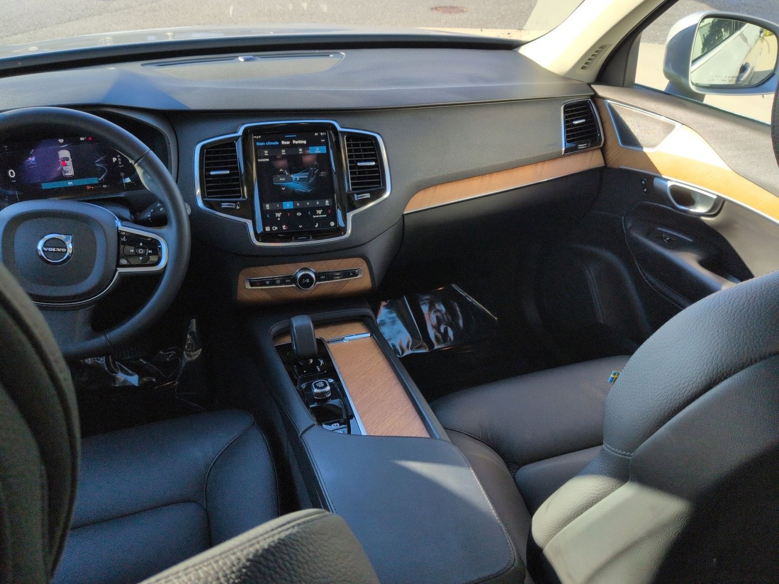 Used 2024 Volvo XC90 B6 Plus image 23