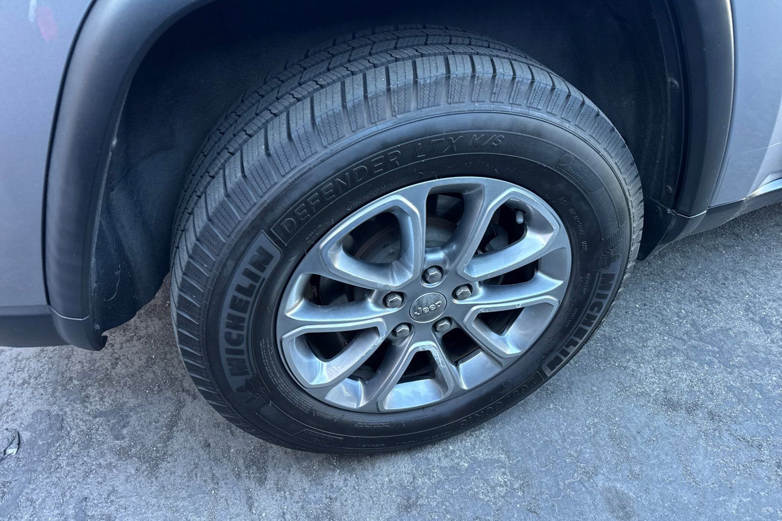 Used 2015 Jeep Grand Cherokee Limited w/ Luxury Group II image 4