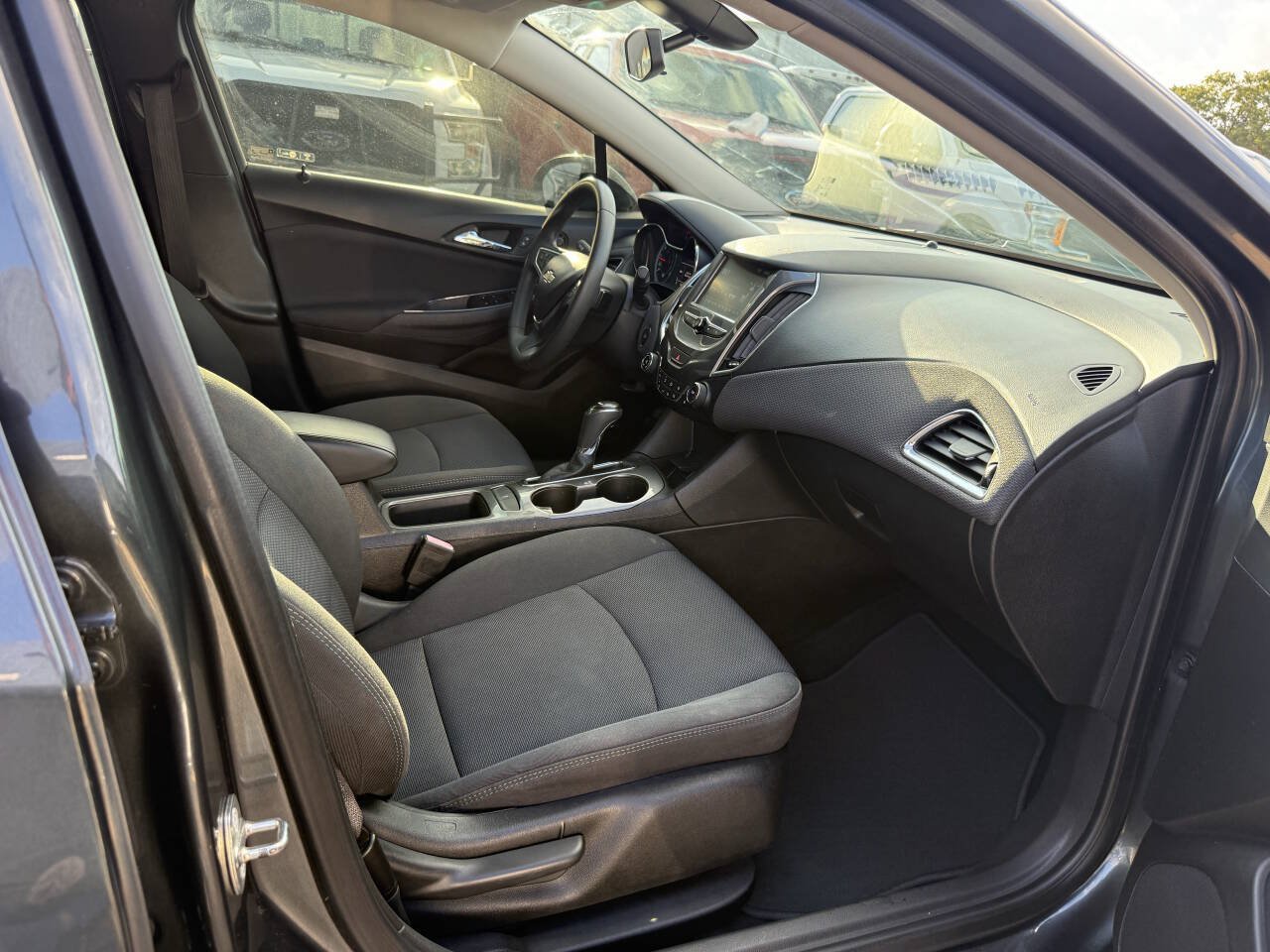 Used 2018 Chevrolet Cruze LT w/ Convenience Package FWD image 10