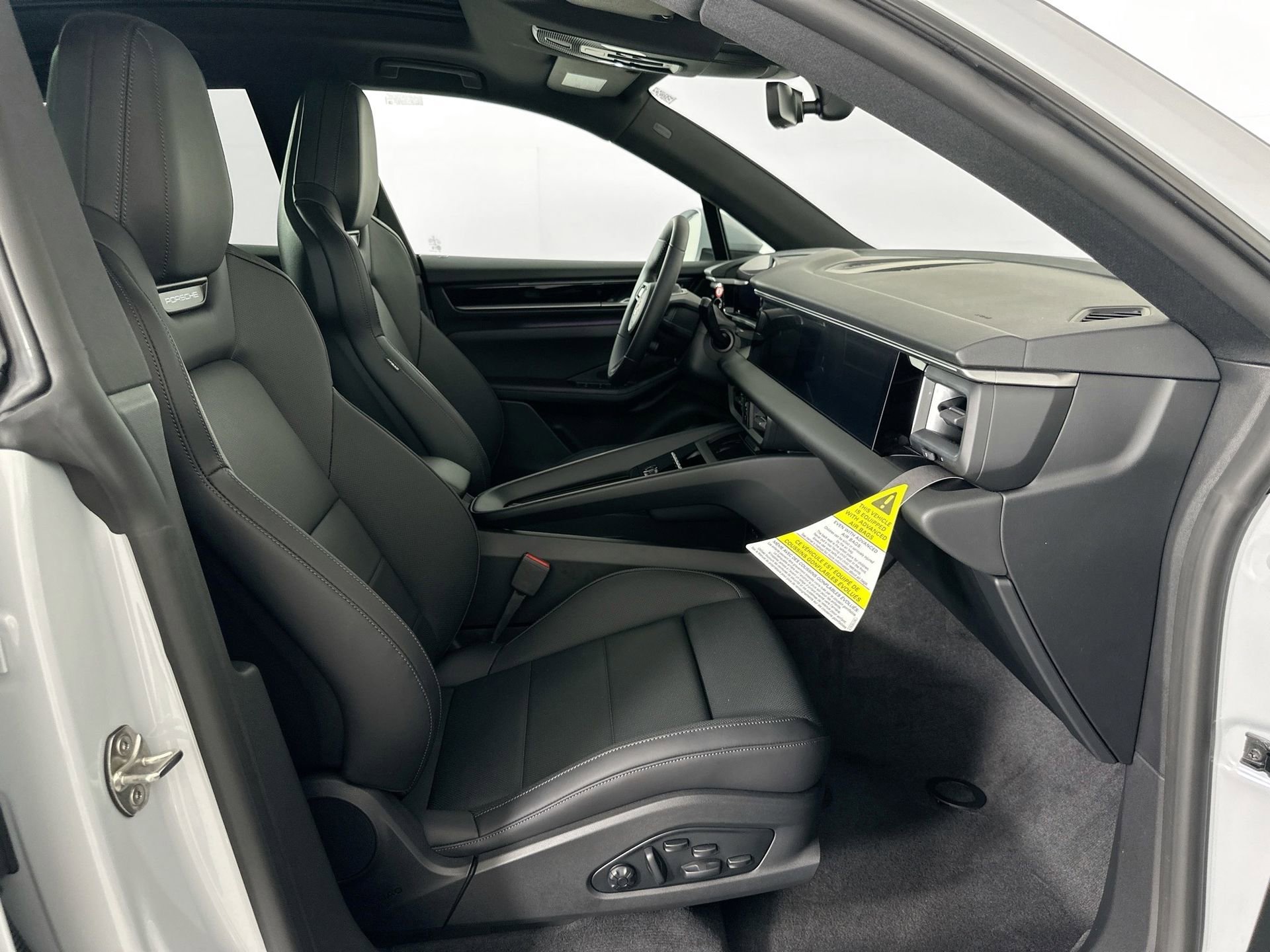 Certified 2025 Porsche Macan 4 Electric image 28