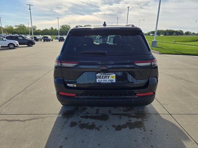 Used 2025 Jeep Grand Cherokee Altitude AWD/4WD image 12