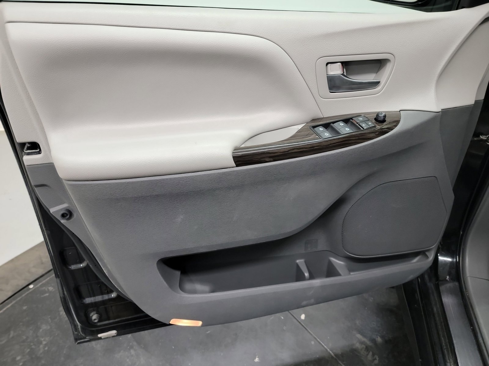 Used 2019 Toyota Sienna XLE image 13