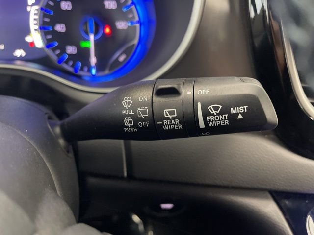 Used 2025 Chrysler Pacifica Select image 43