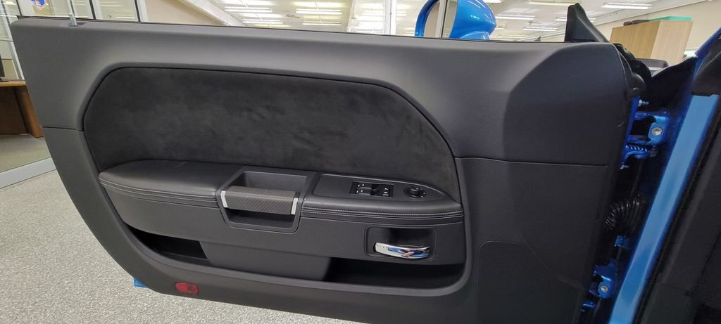 Used 2009 Dodge Challenger SRT8 w/ SRT Option Group II RWD image 12