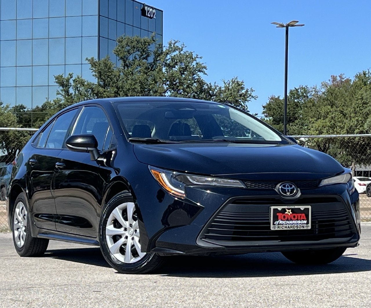 Used 2025 Toyota Corolla LE FWD image 2
