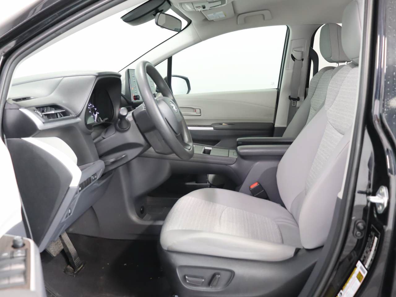 Used 2023 Toyota Sienna LE FWD image 8