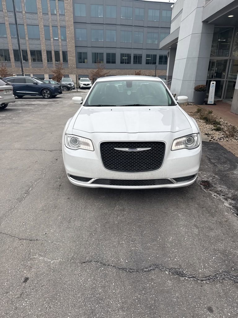 Used 2020 Chrysler 300 Touring L w/ Quick Order Package 2EF image 3