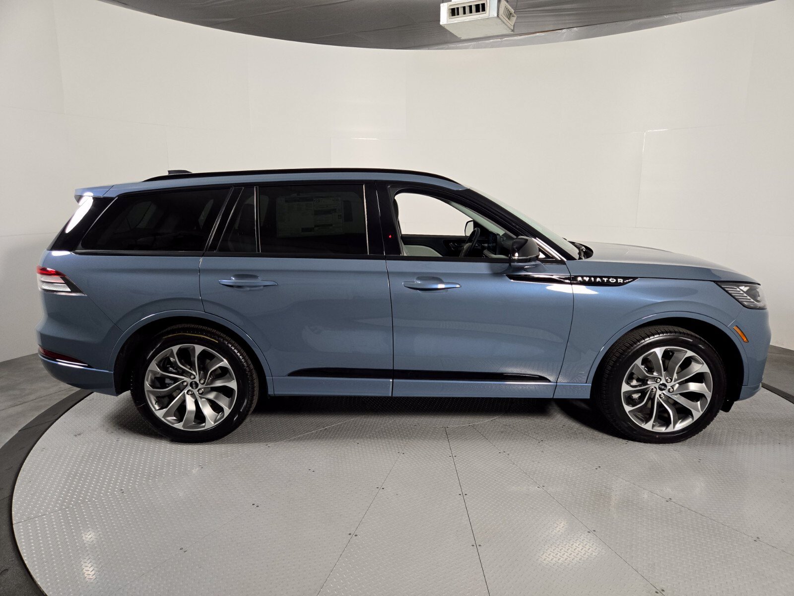 New 2026 Lincoln Aviator AWD w/ Jet Appearance Package image 3