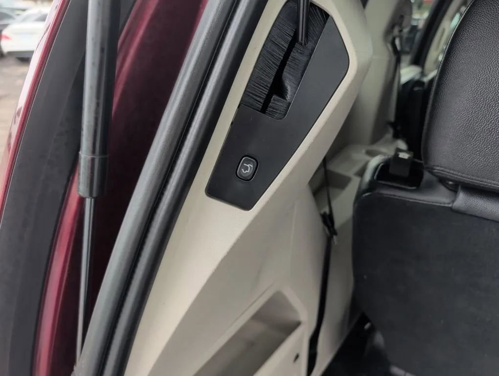 Used 2018 Dodge Grand Caravan SXT image 32