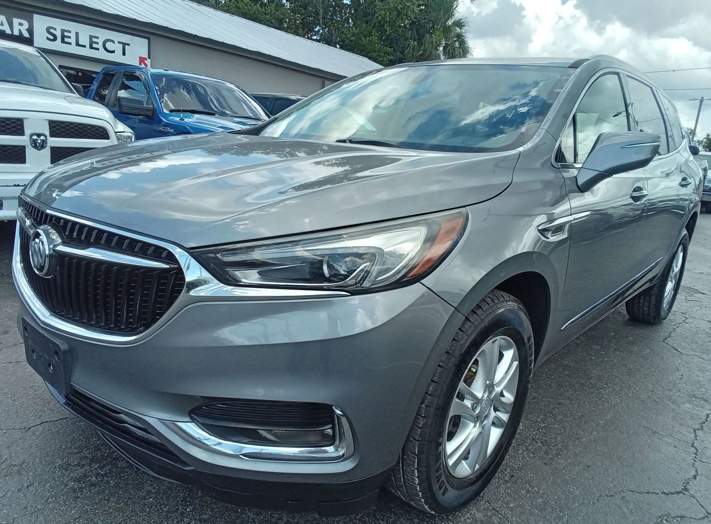 Used 2018 Buick Enclave Essence image 2