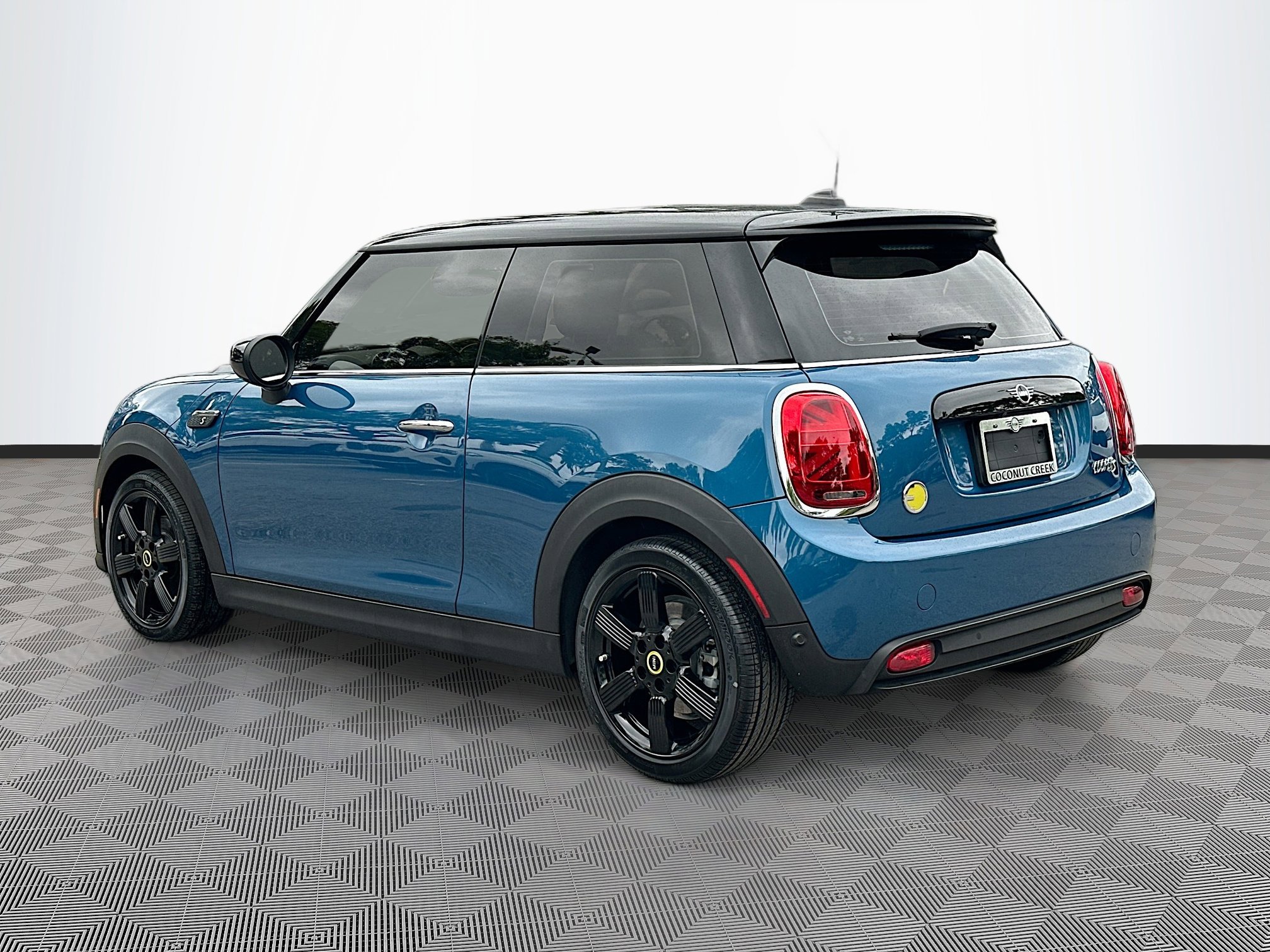 Certified 2024 MINI Cooper SE image 5