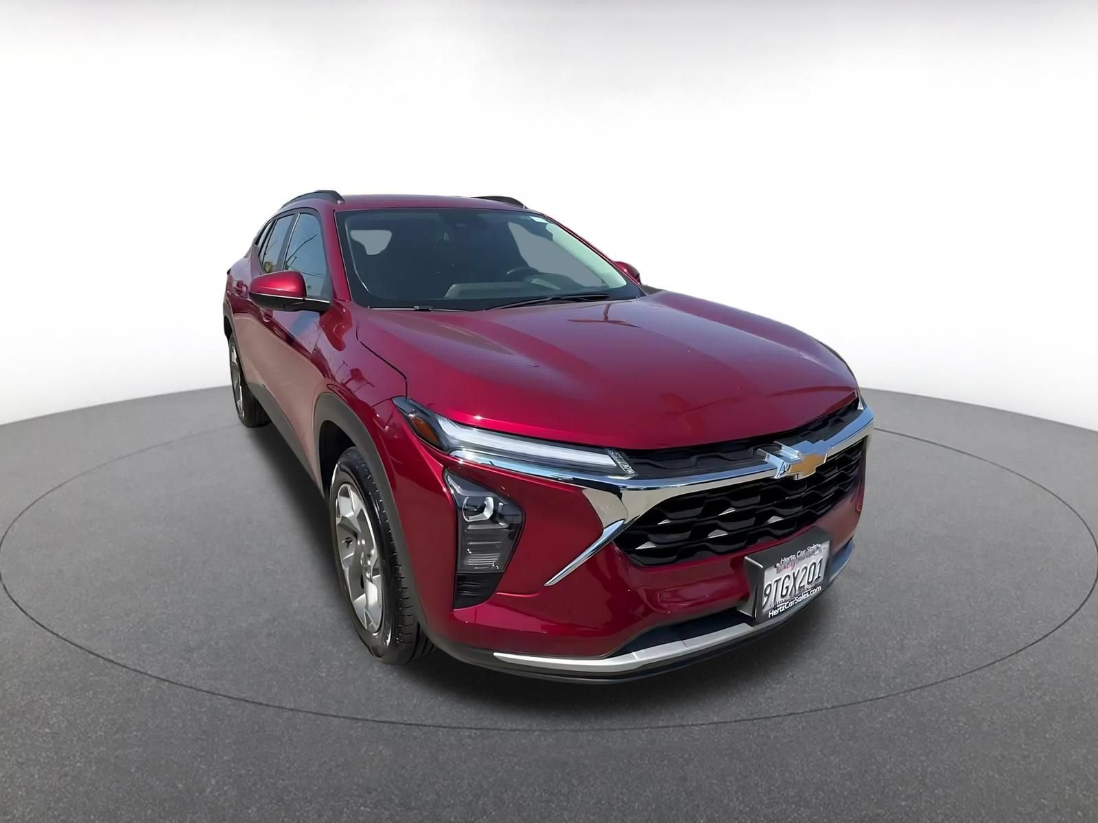 Used 2025 Chevrolet Trax LT w/ LT Convenience Package FWD image 3
