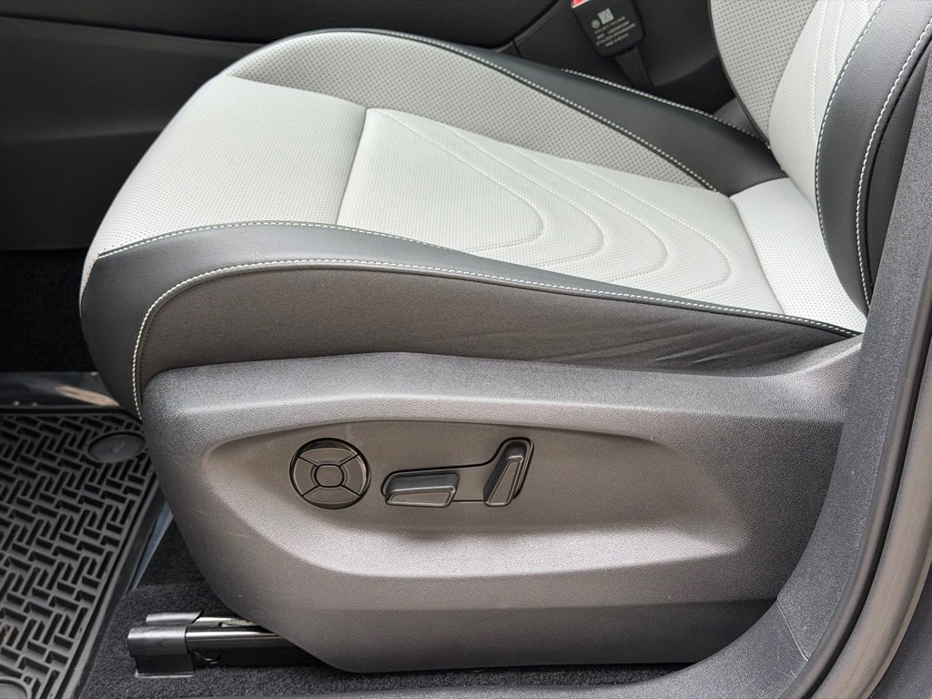 Used 2025 Volkswagen Tiguan SE AWD/4WD image 25