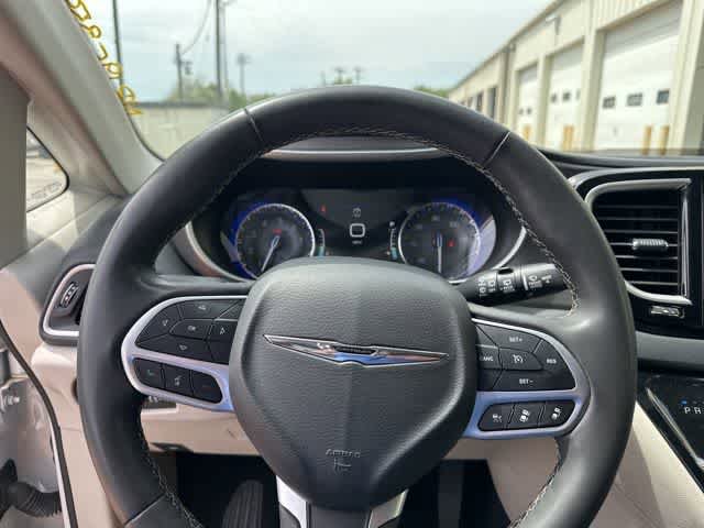 Used 2022 Chrysler Pacifica Touring-L FWD image 10