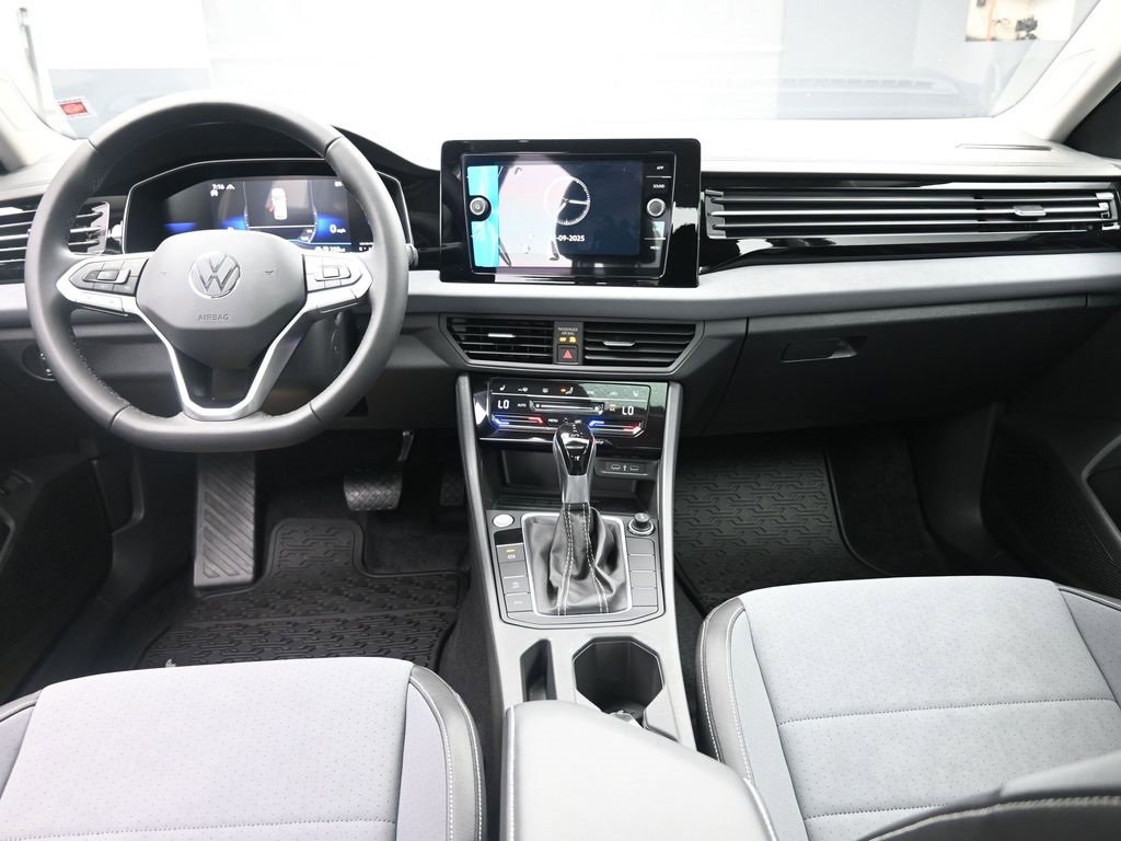 Used 2025 Volkswagen Jetta SE image 9