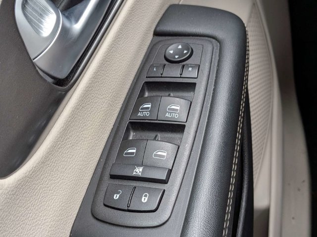 Used 2024 Chrysler Pacifica Touring-L FWD image 26