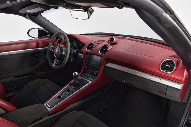 Used 2021 Porsche 718 Boxster Spyder RWD image 39