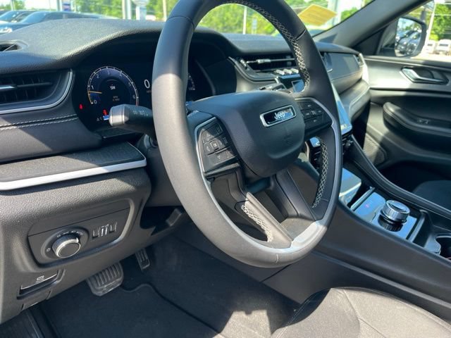 Used 2024 Jeep Grand Cherokee Laredo X AWD/4WD image 11