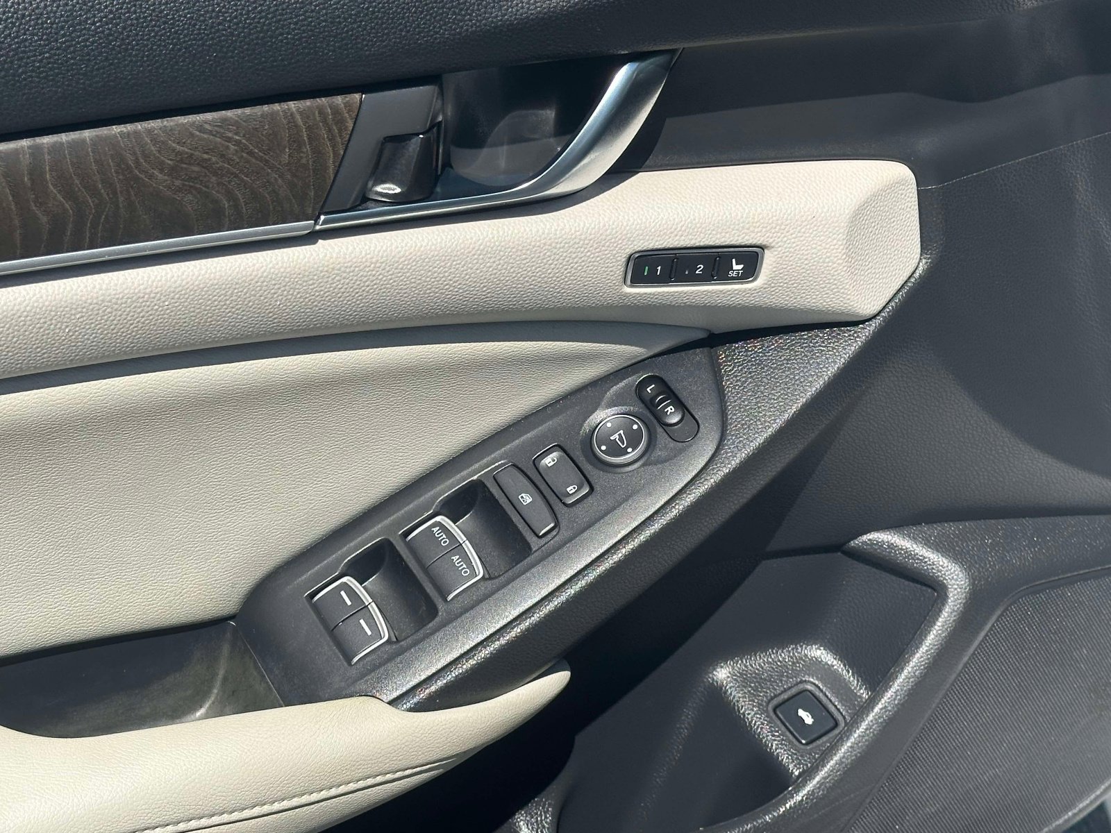 Used 2018 Honda Accord Touring image 18