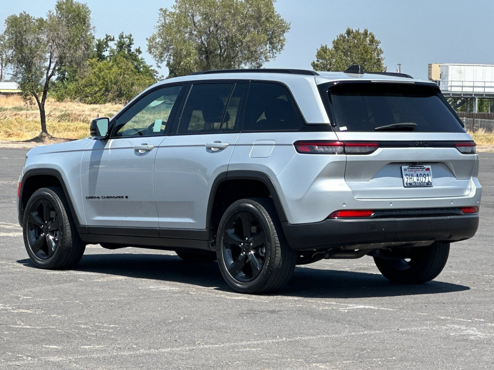 Used 2023 Jeep Grand Cherokee Altitude RWD image 6