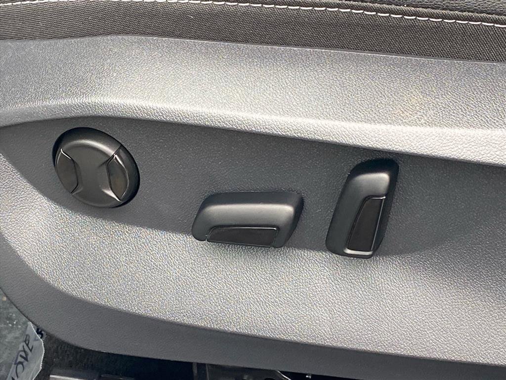 Used 2025 Volkswagen Taos SE image 14