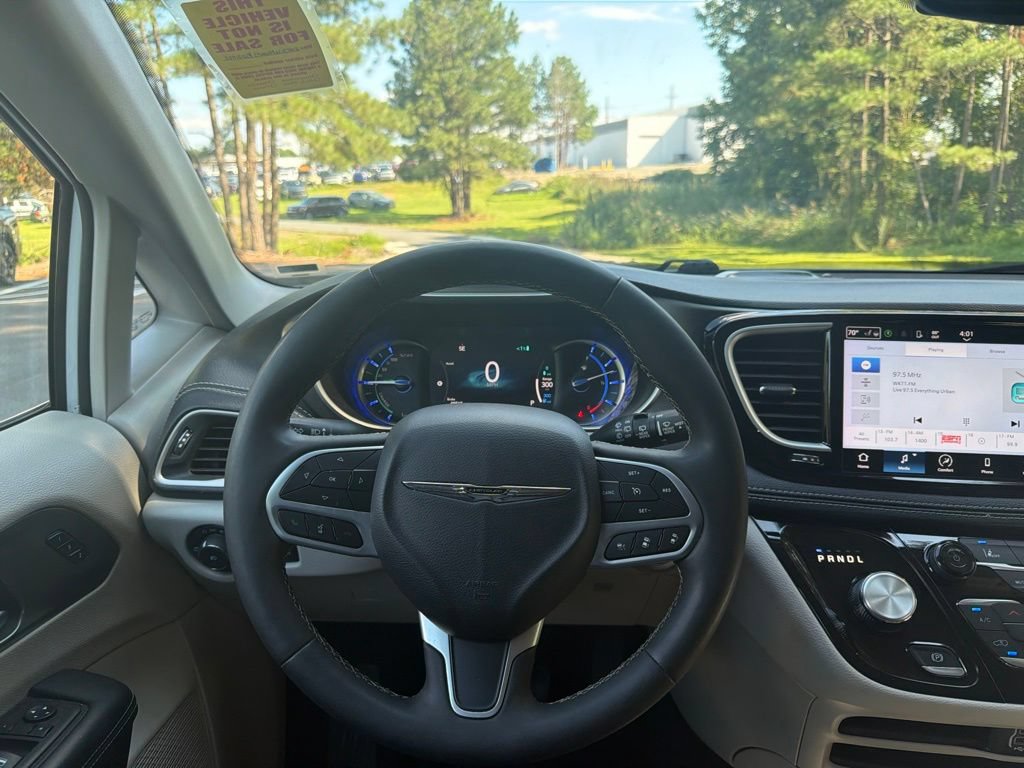 Used 2023 Chrysler Pacifica Touring-L FWD image 9