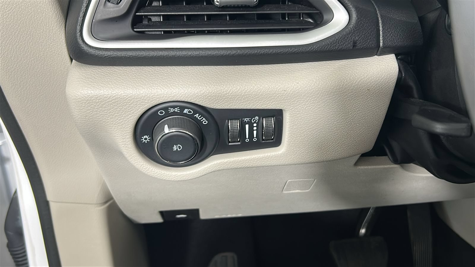 Used 2024 Chrysler Pacifica Touring-L FWD image 22