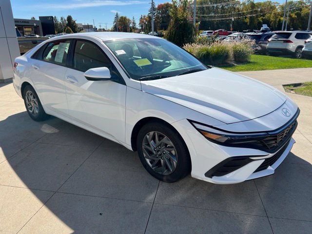 Used 2024 Hyundai Elantra SEL FWD image 2