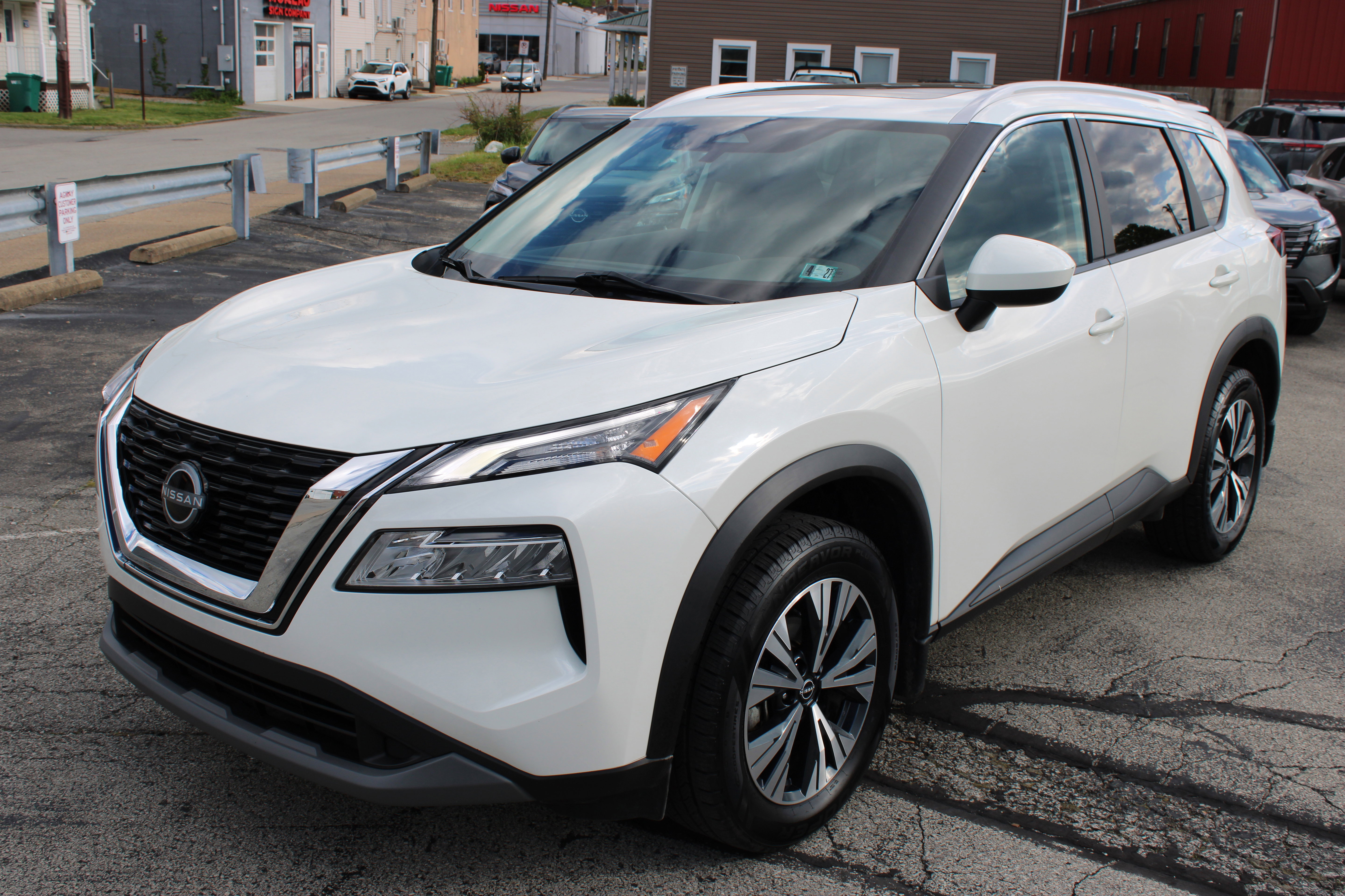 Certified 2023 Nissan Rogue SV w/ SV Premium B Package AWD/4WD image 1