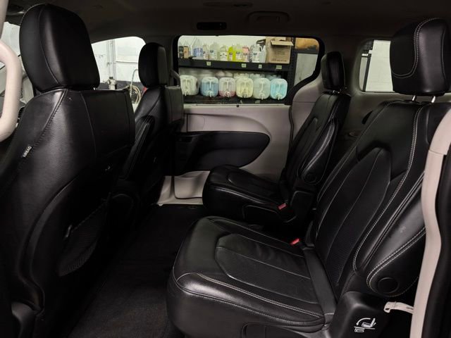 Used 2022 Chrysler Pacifica Touring-L image 19